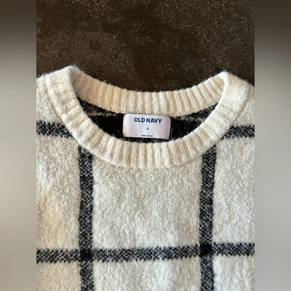 Old Navy | Cream & Black Plaid Sweater